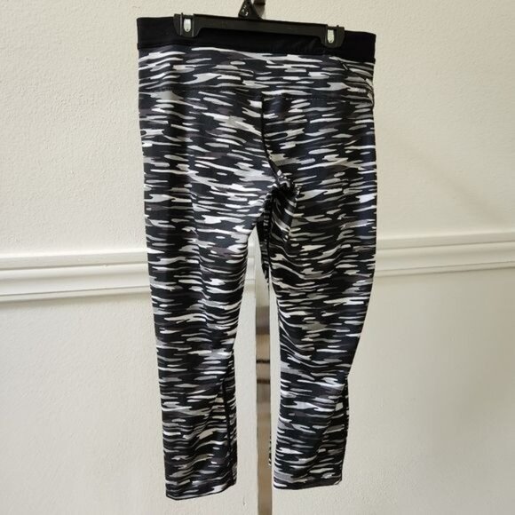 Nike Dri-fit  Pro Camo Capri Length Leggings Size Medium - Picture 7 of 13